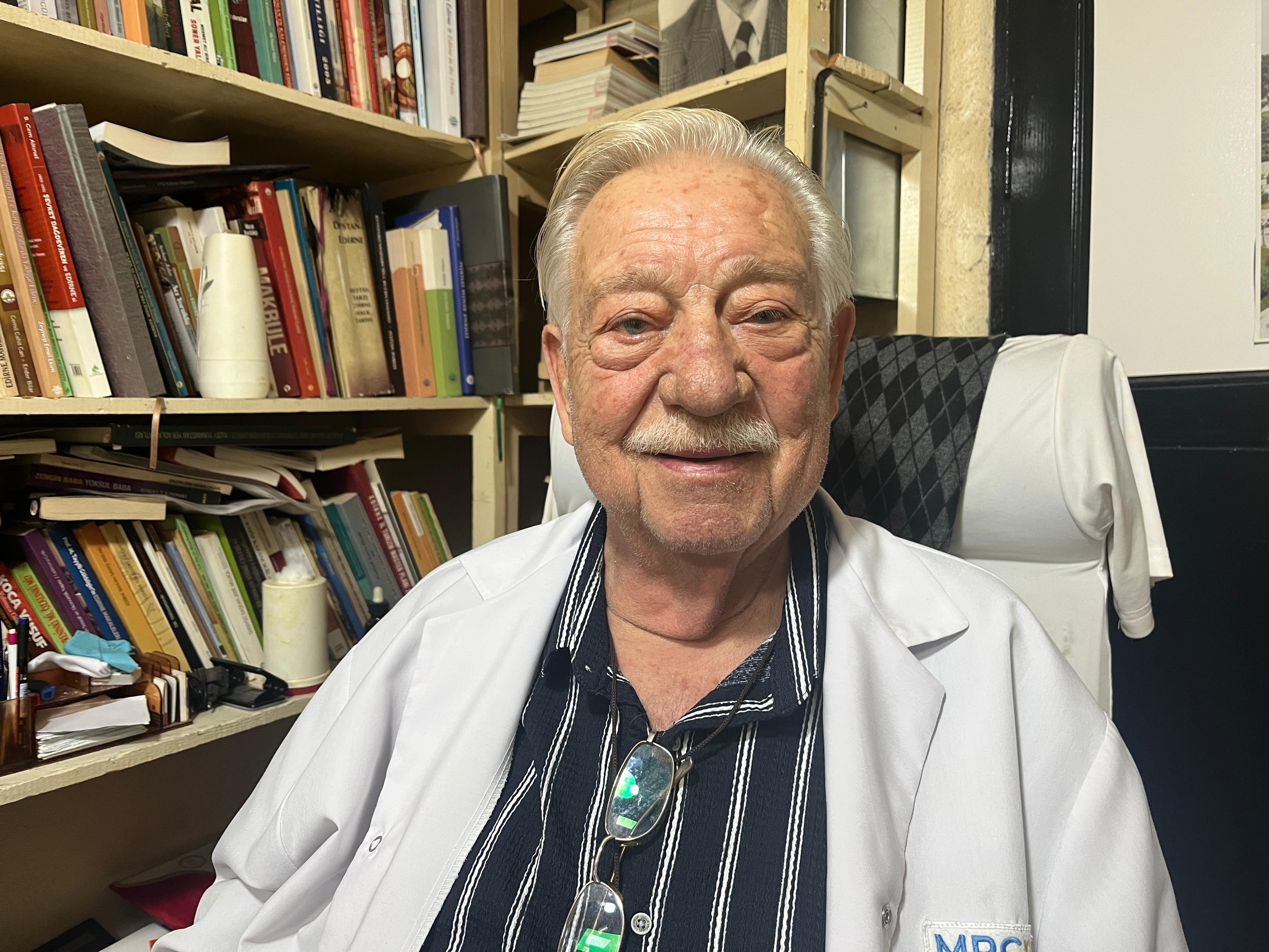 Tarihi Kırkpınar Güreşleri'ne puanlama sistemi getirilmesine kızıp ata sporuna küsen Edirne'nin eski Belediye Başkanı İbrahim Ay, bir dostunun hediyesiyle yeniden alevlenen Kırkpınar aşkını eczanesindeki dev koleksiyonla vitrine çıkardı.